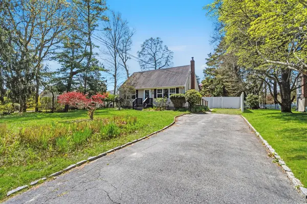 9 White Birch LN, Remsenburg, NY 11960