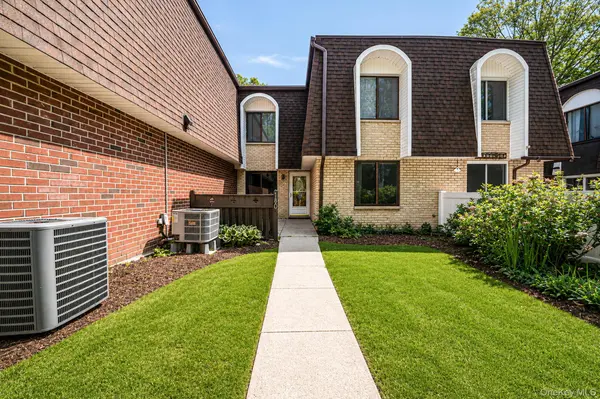 140 Golf LN, Medford, NY 11763