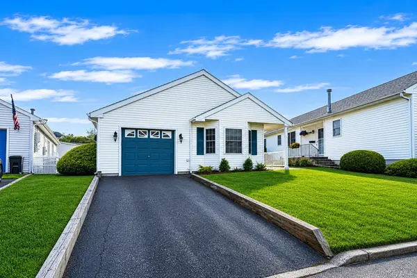 40 Willow CT, Manorville, NY 11949
