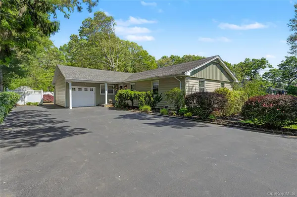 75 Summit DR, Smithtown, NY 11787