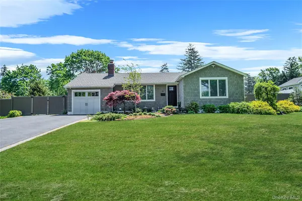 15 Evergreen LN, East Patchogue, NY 11772