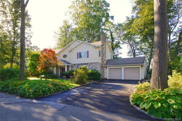 12 Avon LN, East Hills, NY 11577