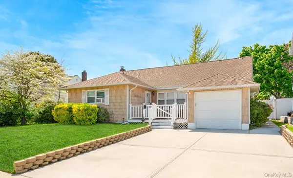 505 Lariat LN, Bethpage, NY 11714