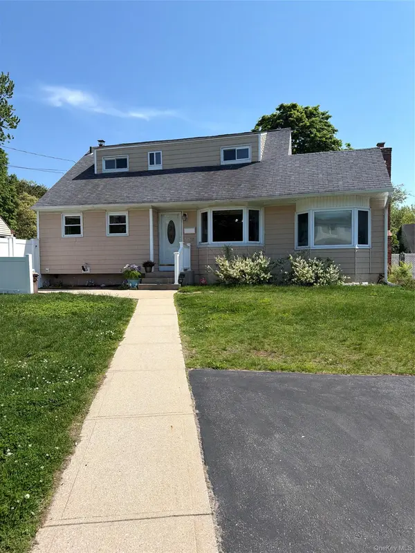 16 Kopf ST, Brentwood, NY 11717