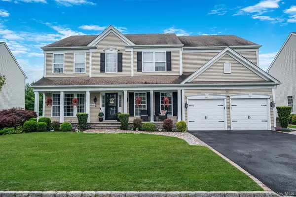 11 Woodstork DR, Mount Sinai, NY 11766