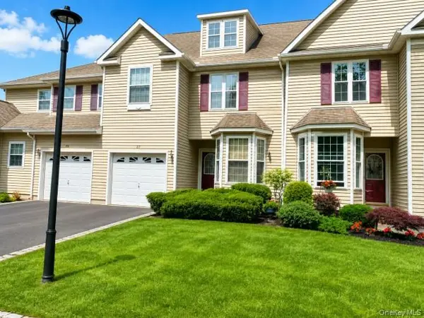 27 Snowdance LN, Nesconset, NY 11767