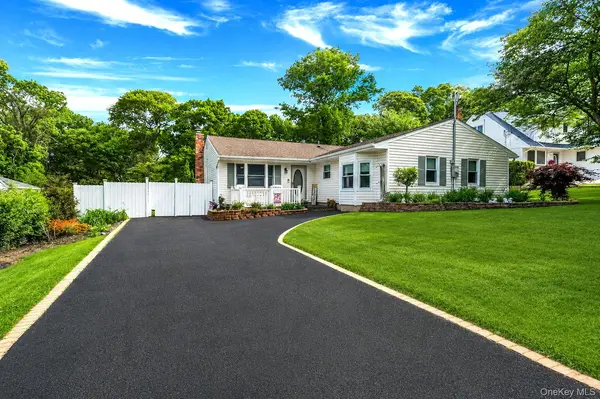 19 Washington Heights ST, Selden, NY 11784
