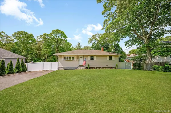 21 Probst DR, Shirley, NY 11967