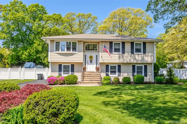 46 Hewitt BLVD, Center Moriches, NY 11934