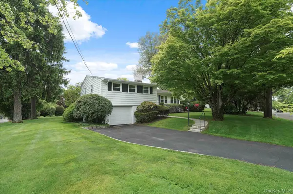 11 Maplemoor LN, White Plains, NY 10605
