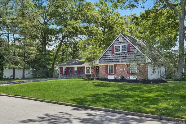 45 Winside LN, Coram, NY 11727