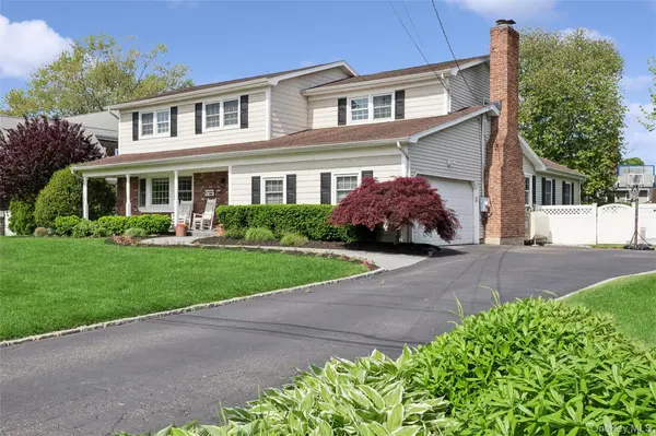 97 Sunset DR, Sayville, NY 11782