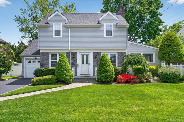 2062 E Webster ST, Merrick, NY 11566