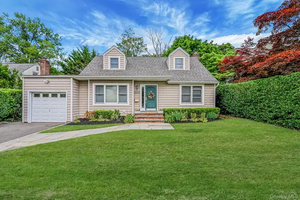 10 Radcliff BLVD, Glen Head, NY 11545