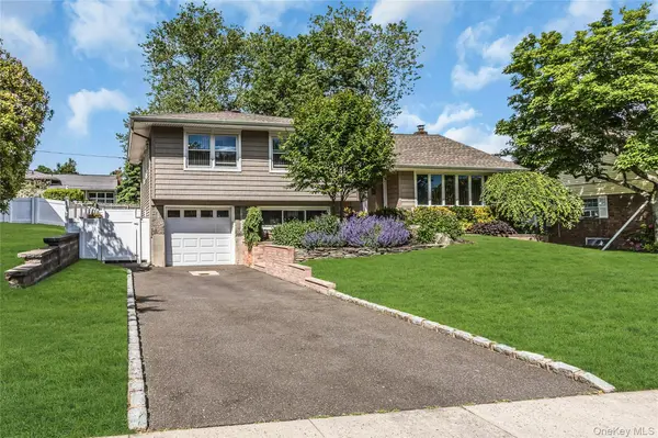 5 Simpson DR, Old Bethpage, NY 11804