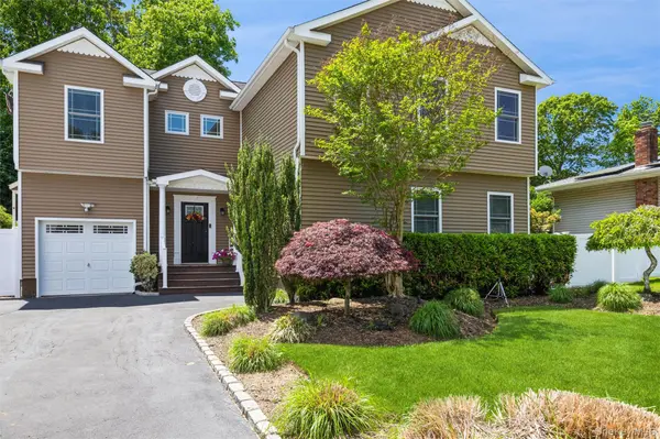 119 Jacqueline LN, Centereach, NY 11720