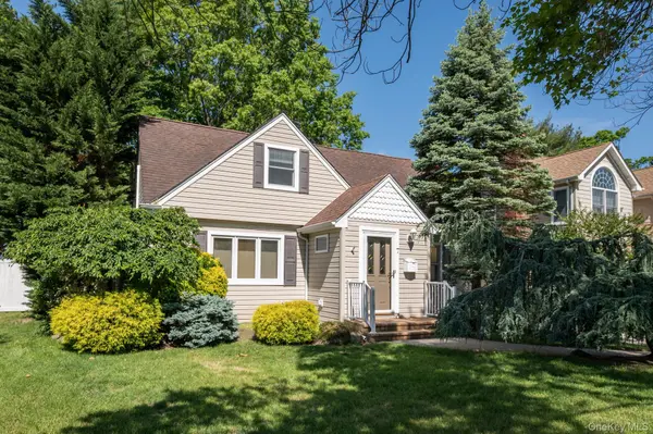 7 Briarcliff DR, Merrick, NY 11566