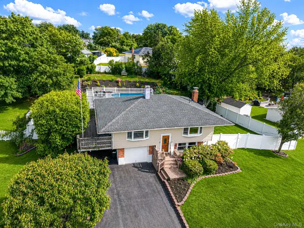 16 Lynx LN, East Setauket, NY 11733