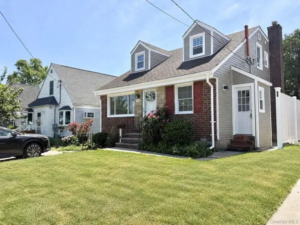 135 Barwick BLVD, Mineola, NY 11501