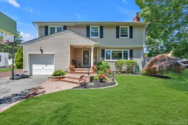 25 Arrowwood LN, Melville, NY 11747