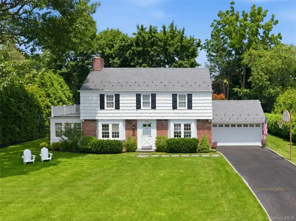 107 Dogwood LN, Manhasset, NY 11030
