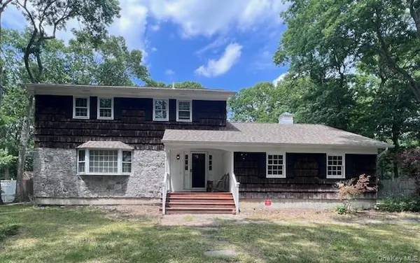 37 Sunset DR, Shirley, NY 11967