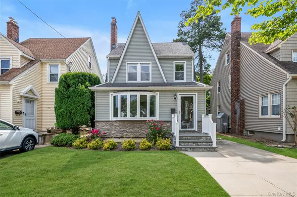 309 Marcellus RD, Mineola, NY 11501