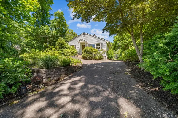 47 Floral RD, Rocky Point, NY 11778