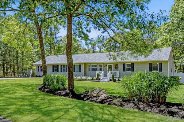 20 Charter CT, Manorville, NY 11949