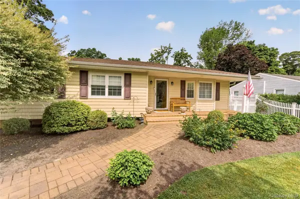 76 Burlington BLVD, Smithtown, NY 11787