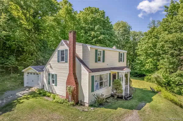 182 Sams Point RD, Cragsmoor, NY 12420