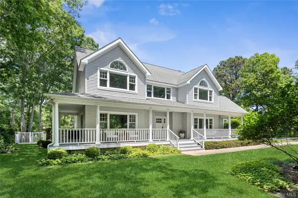 11 Stuart CT, Hampton Bays, NY 11946