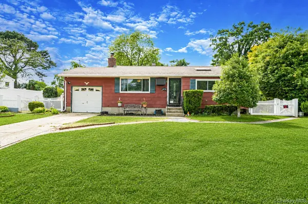 180 Whitetail LN, Central Islip, NY 11722