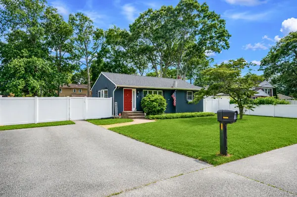 6 Malba DR, Shirley, NY 11967