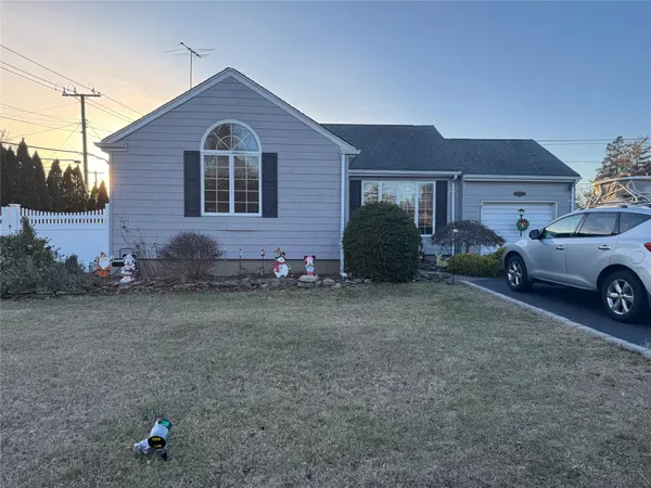 301 7th ST, Lindenhurst, NY 11757