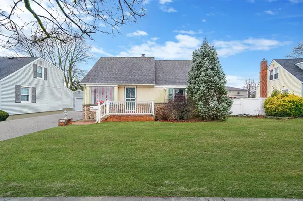 246 S Pershing AVE, Bethpage, NY 11714
