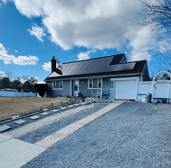 326 Randall RD, Ridge, NY 11961
