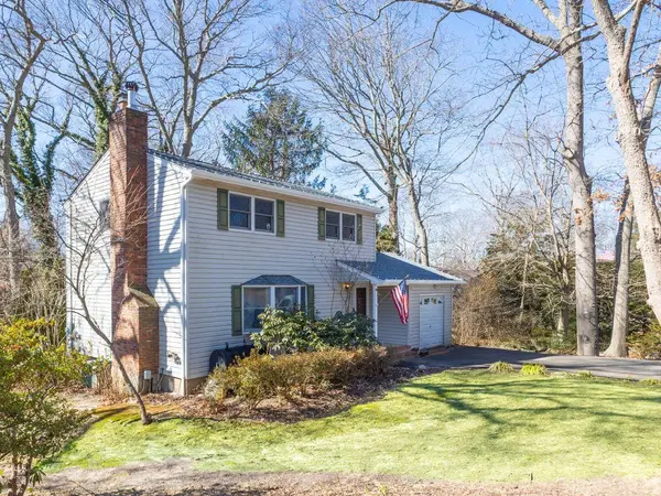 10 Dogwood LN, Miller Place, NY 11764