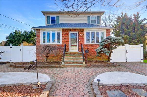 2 Arch AVE, Farmingdale, NY 11735