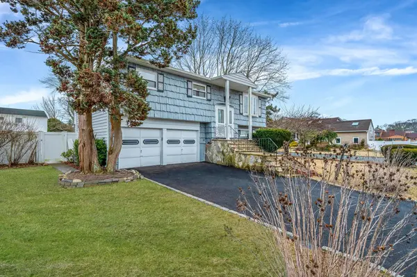 101 Spray ST, East Massapequa, NY 11758