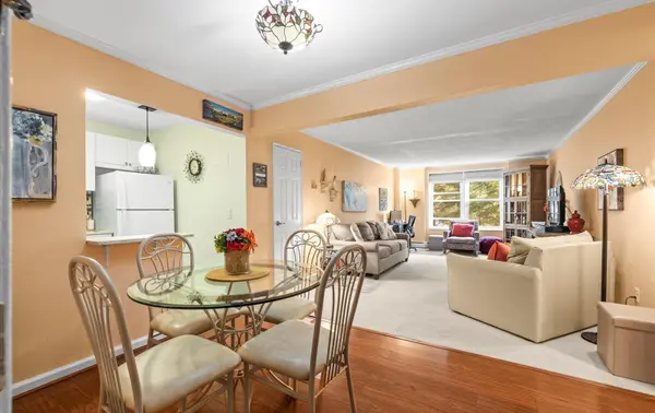 42-30 Douglaston Pkwy #2H, Douglaston, NY 11363