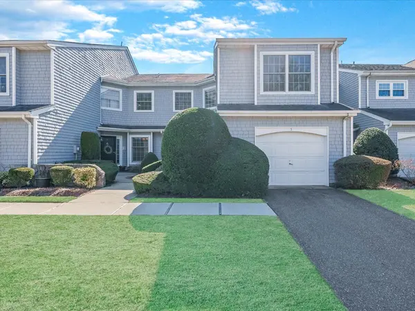3 Lakebridge DR, Kings Park, NY 11754