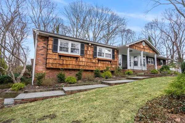 21 Whistler Hill LN, Huntington, NY 11743