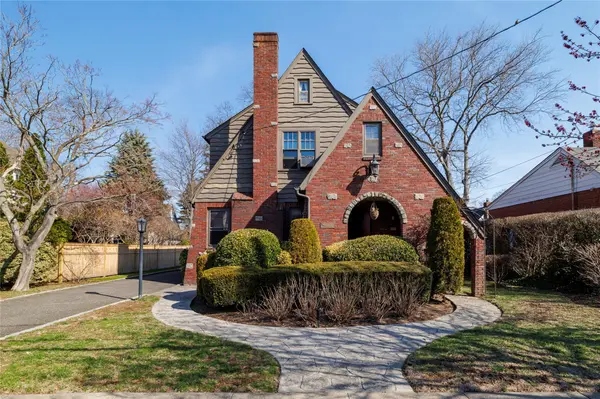 13 Cedar RD, Malverne, NY 11565