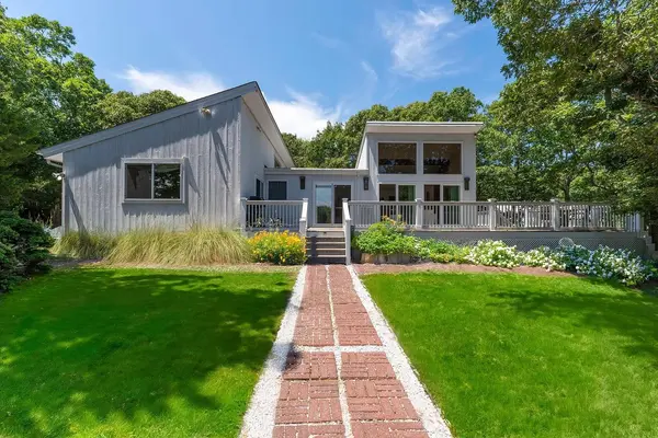 1 Monument LN, East Hampton, NY 11937