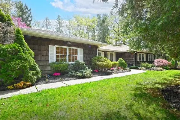 2 Glen Hill CT, Dix Hills, NY 11746