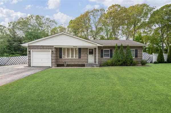 11 Hyde LN, Coram, NY 11727