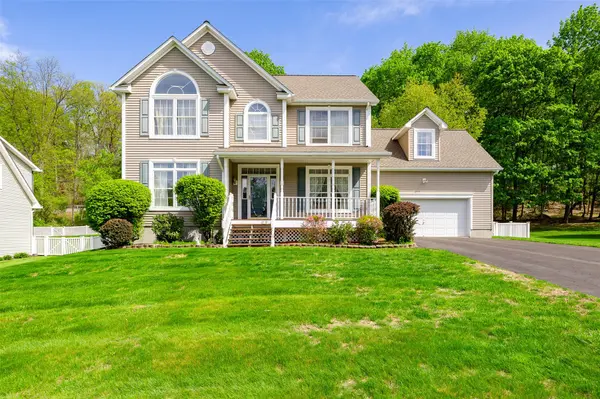 7 Coachlight DR, Poughkeepsie, NY 12603