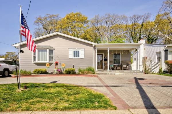 38 PARK LN, Massapequa, NY 11758