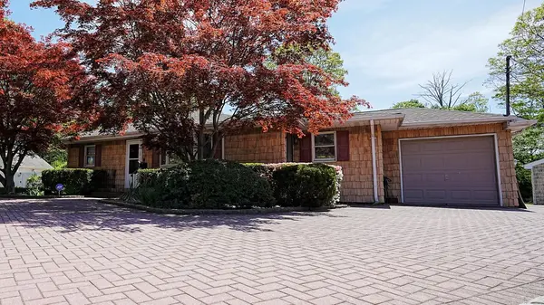 14 Muncey RD, Bay Shore, NY 11706
